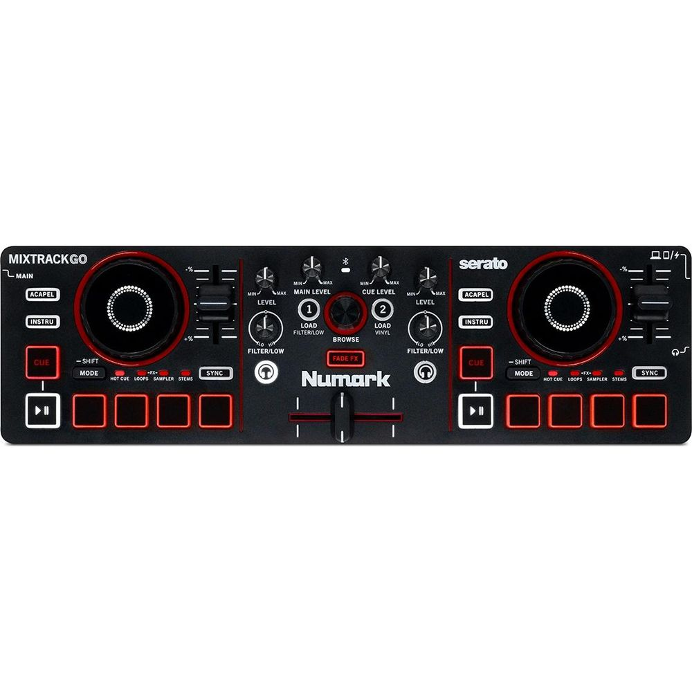 Numark DJ-Controller mit zwei Decks, Jogwheels, Mixer-Regnern, Performance-Pads und roter Akzentbeleuchtung.