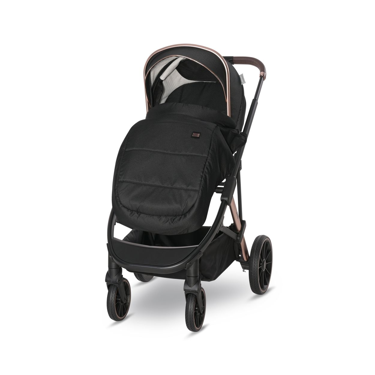 Ein schwarzer Kinderwagen mit roségoldenen Akzenten, schwarzem Gestell, Verdeck und Fußsack auf weißem Grund.