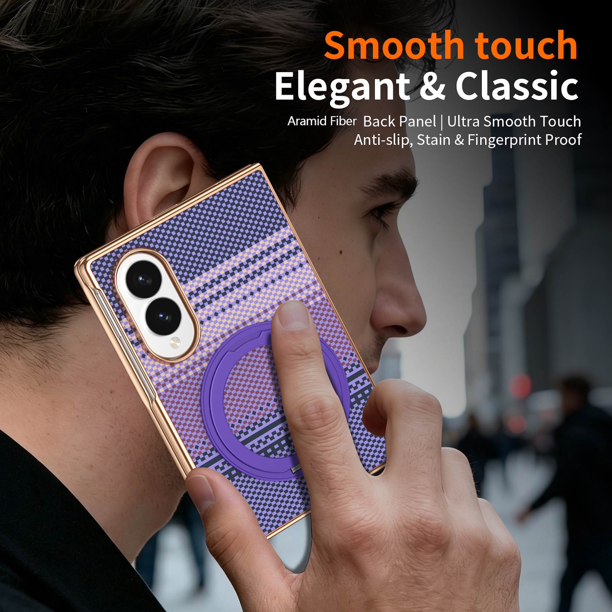 Ein Mann telefoniert mit einem Smartphone, das eine gemusterte Hülle und einen runden Ringhalter hat.