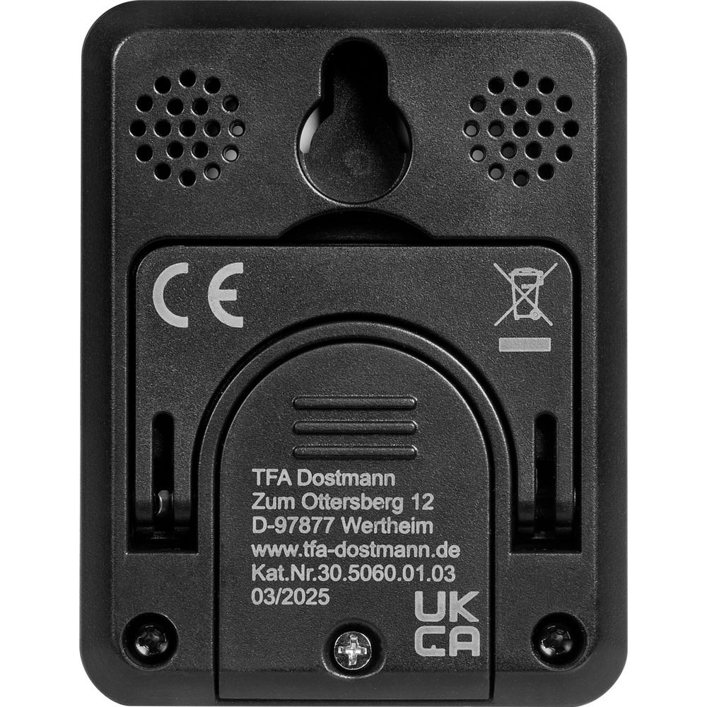 Rückseite eines schwarzen Geräts mit Aufhängeloch, Lautsprechergittern, Batteriefach und Text wie TFA Dostmann.
