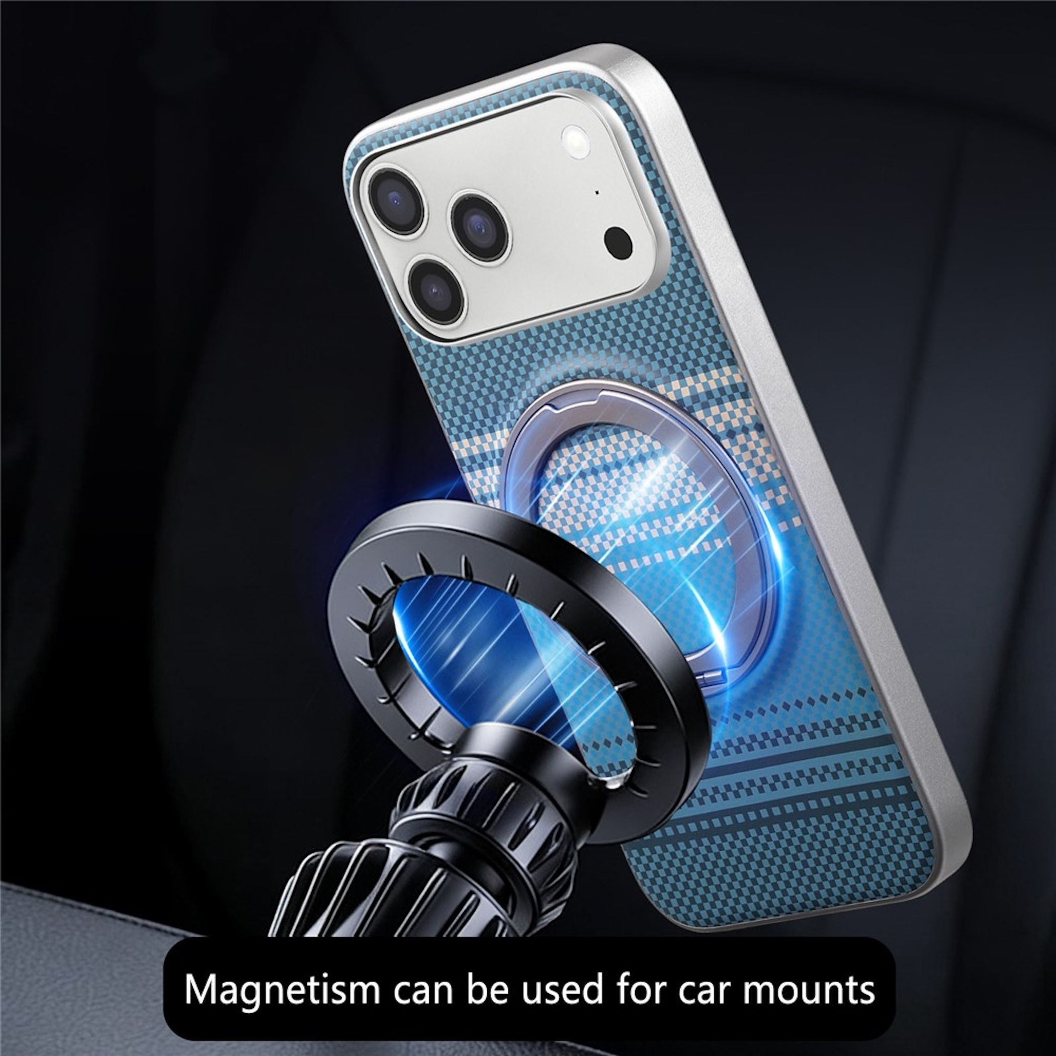 Ein Smartphone mit blauer Hülle, magnetisch an einer Autohalterung befestigt vor dunklem Hintergrund.