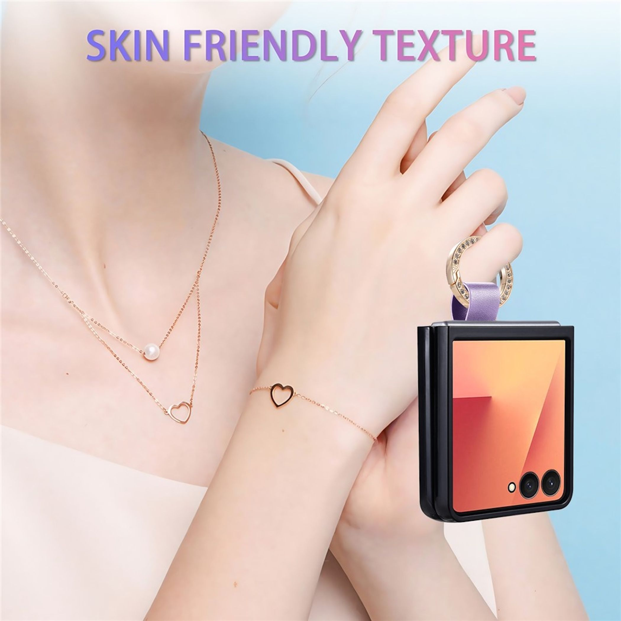 Eine Person mit feinem Goldschmuck hält ein gefaltetes Smartphone mit Ringband vor blauem Hintergrund.