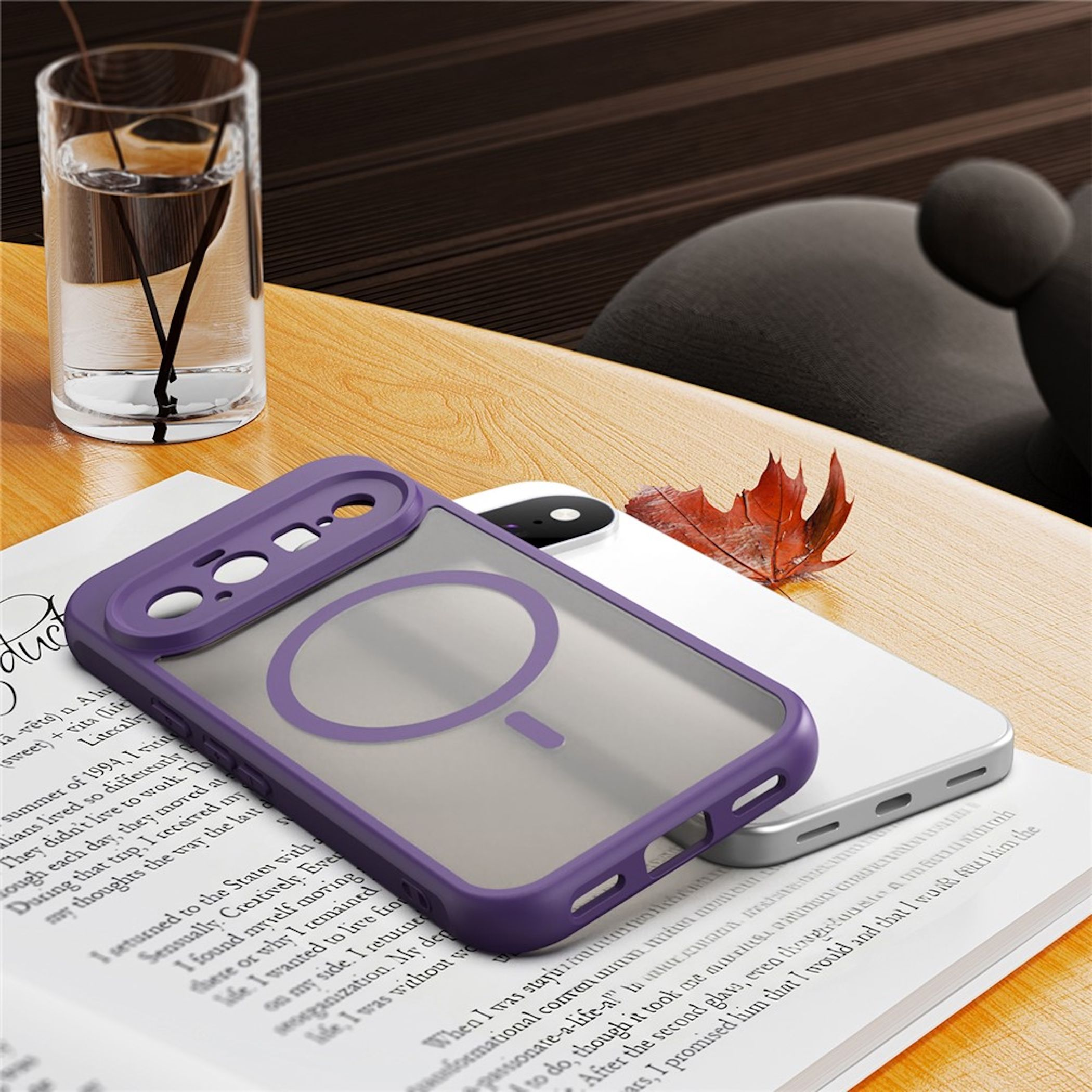 Eine lila Smartphone-Hülle liegt neben einem offenen Buch auf einem Holztisch mit Glas und Blatt.