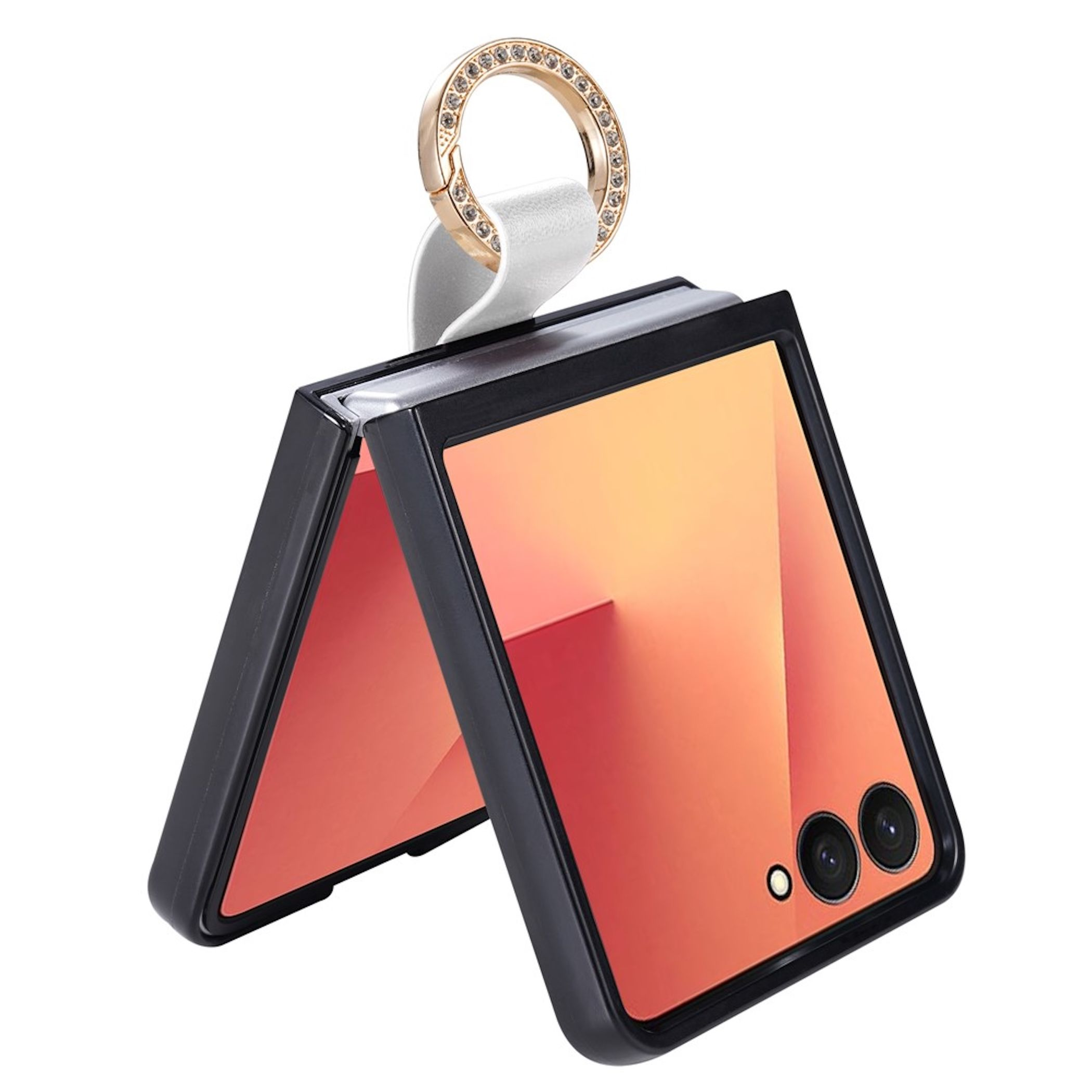 Ein faltbares Smartphone in einer schwarzen Hülle mit weißem Band und goldenem Ring auf weißem Hintergrund.