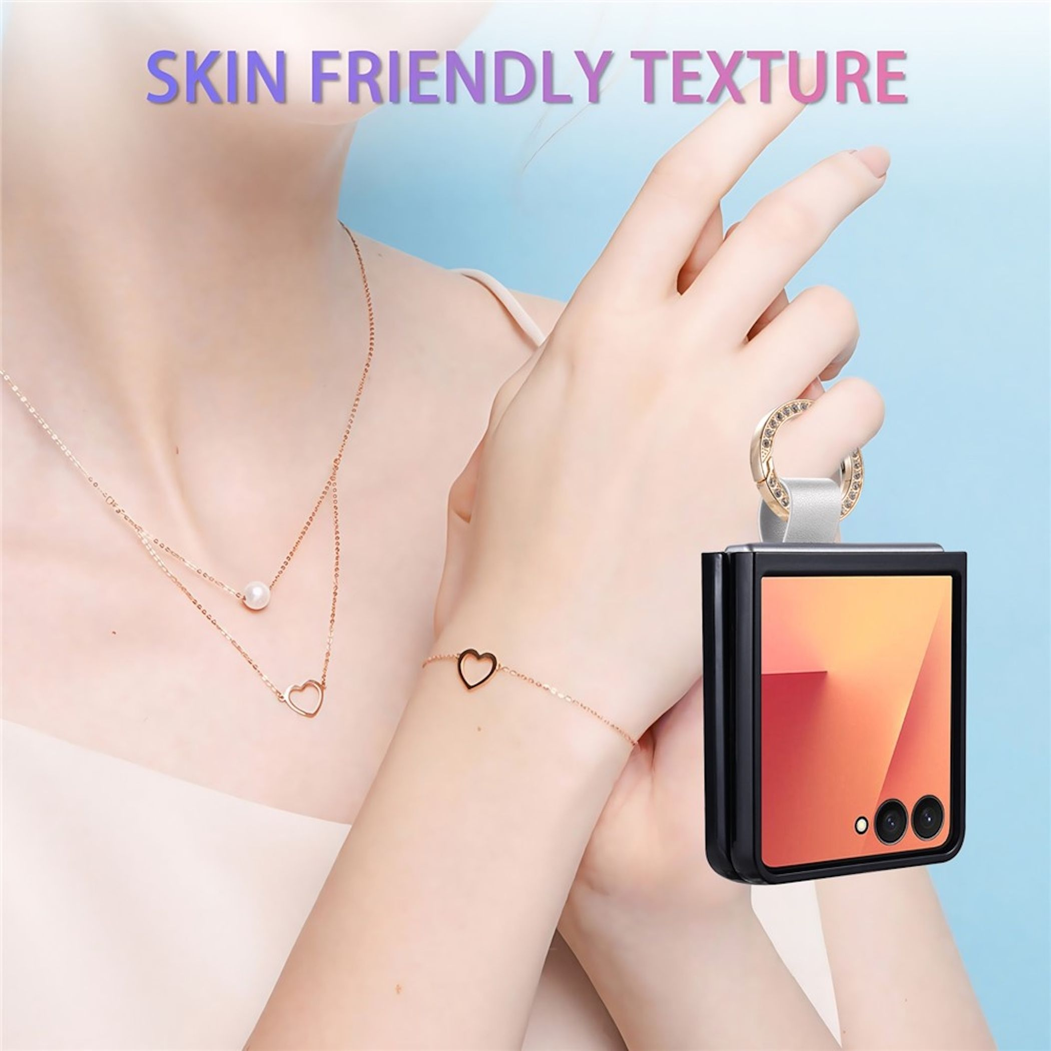 Eine Person mit Halsketten und einem Armband hält ein faltbares Smartphone mit Ringhalter.