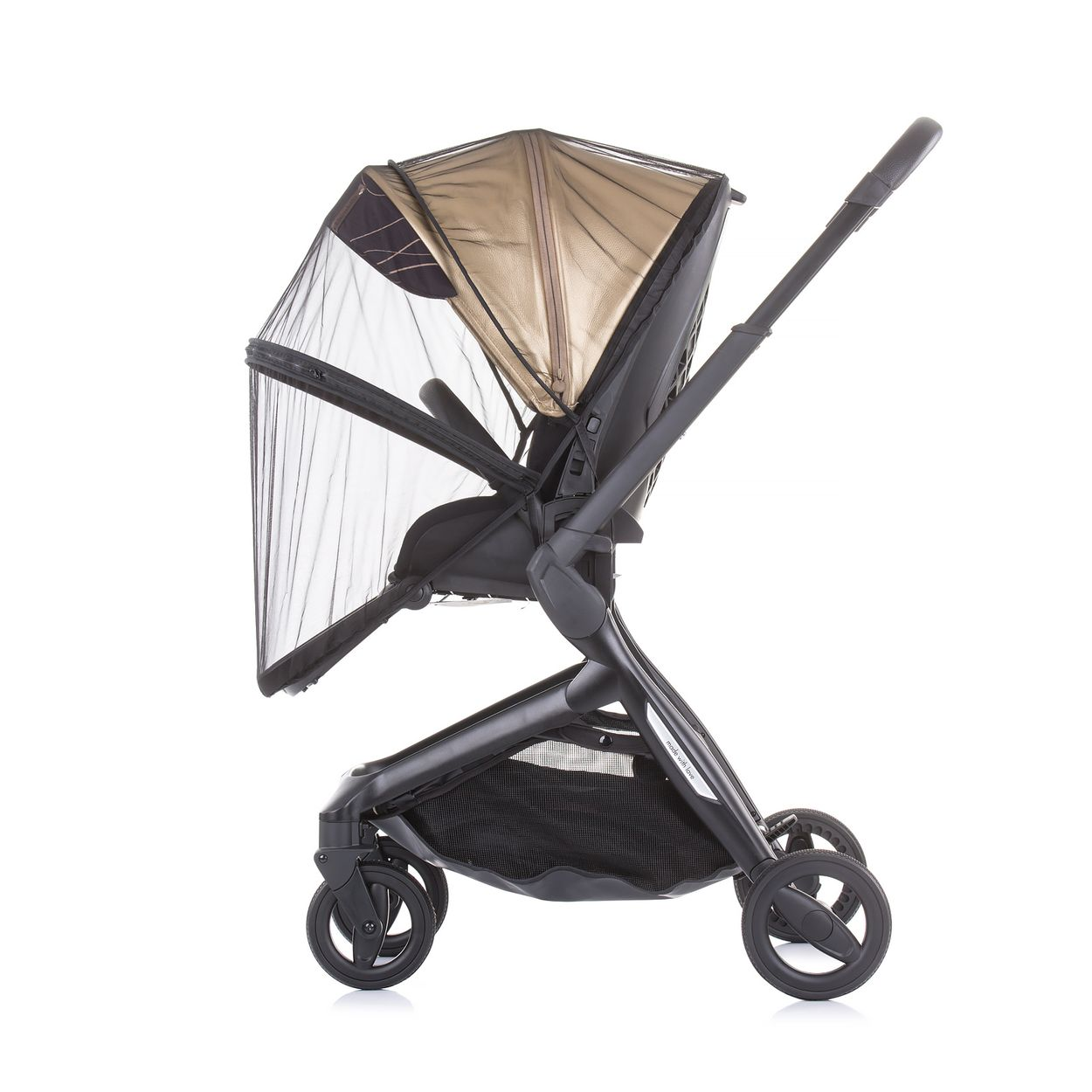 Ein moderner, schwarzer Kinderwagen mit einer bronzefarbenen Haube und einem schwarzen Moskitonetz auf weißem Grund.