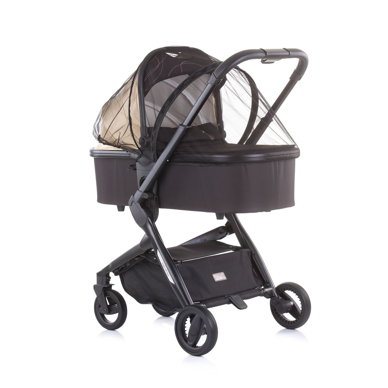 Ein schwarzer Kinderwagen mit einem Moskitonetz über der Wanne, auf weißem Hintergrund.