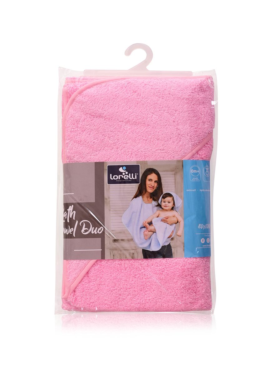 Verpacktes pinkes Lorelli Baby-Badetuch mit Produktfoto einer Mutter, die ein Baby hält.