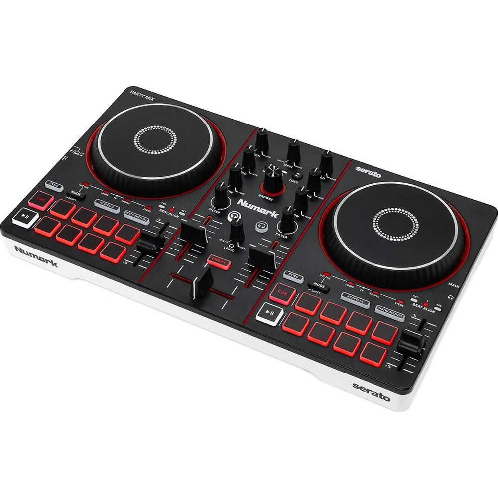 Ein Numark Party Mix DJ-Controller mit zwei Jogs, Knöpfen und roten Pads auf weißem Untergrund.