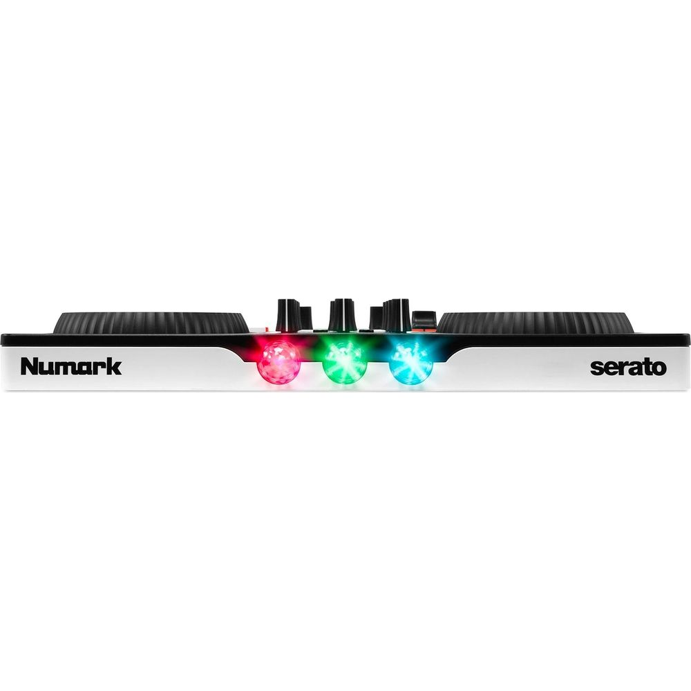 Frontansicht des Numark DJ-Controllers mit beleuchteten roten, grünen und blauen Party-Lichtern und Serato-Logo.