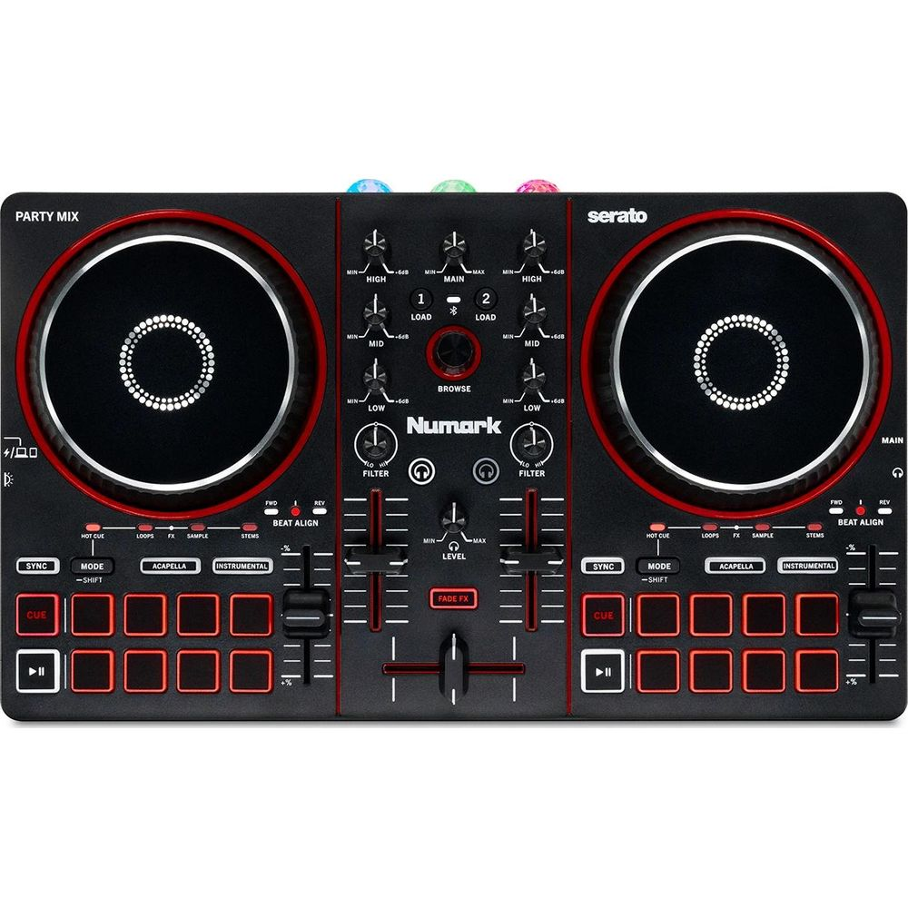 Ein schwarzer Numark DJ-Controller mit zwei Jogwheels, Reglern, Fadern und rot umrandeten Performance-Pads.