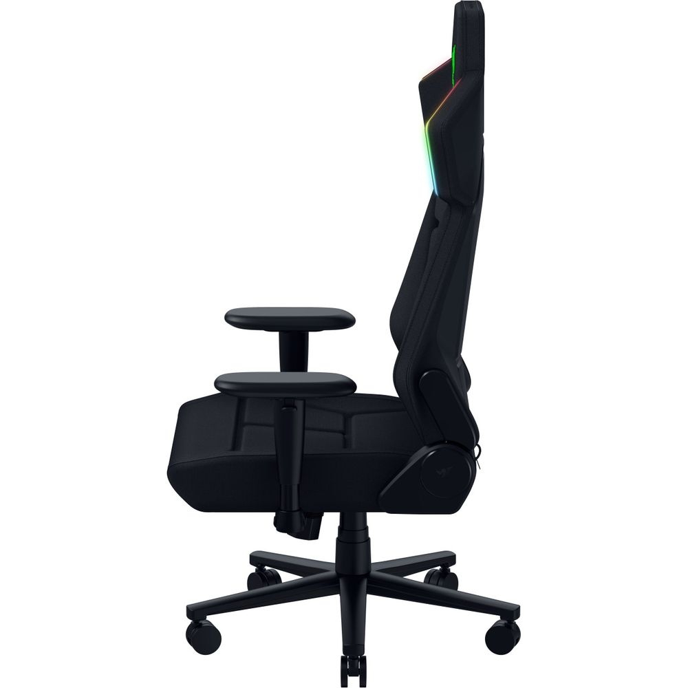 Vista laterale di una sedia da gioco nera con illuminazione RGB colorata sul poggiatesta su sfondo bianco.