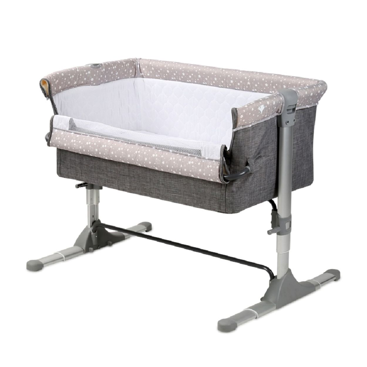 Ein graues Babybett mit sternenmuster, weißer Innenseite und verstellbaren Beinen.