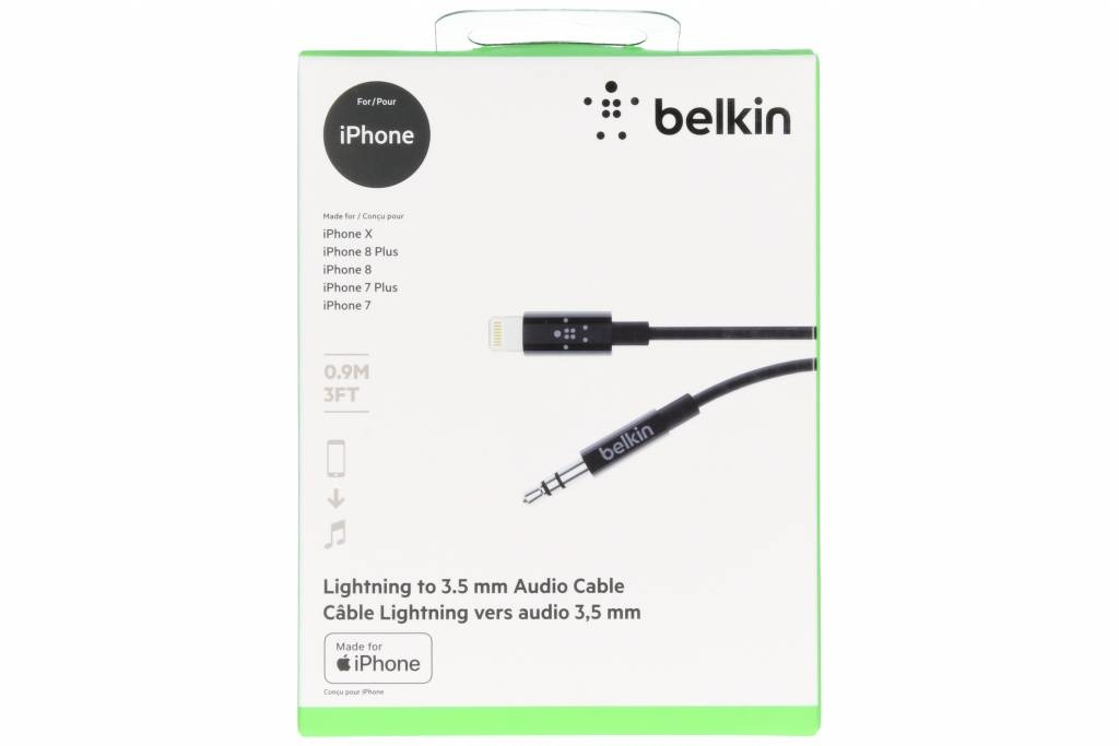 Embalaje de un cable de audio Belkin Lightning a 3,5 mm sobre fondo blanco y borde verde.