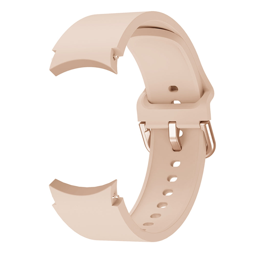 Un cinturino per orologio in silicone beige con fibbia in oro rosa su sfondo bianco.