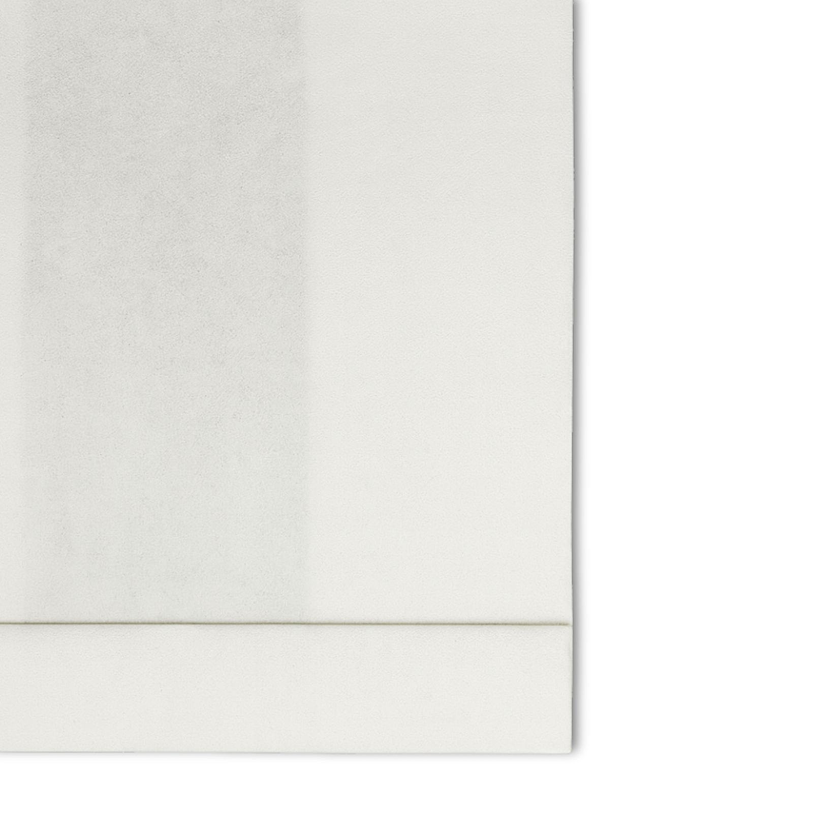 Eine weiße, strukturierte Wand mit einer vertikalen Schattierung und einer horizontalen Linie am unteren Rand.
