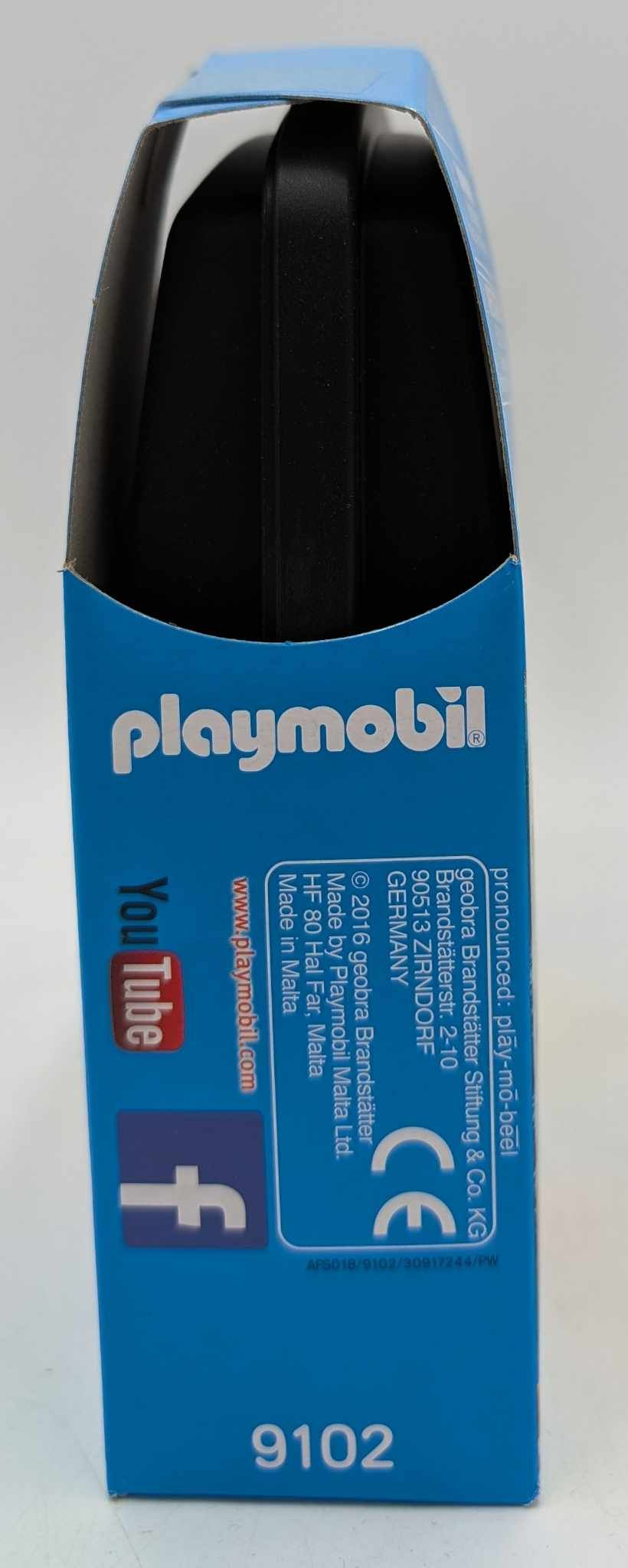 Seite einer blauen Playmobil-Box mit Firmeninfo, CE-Zeichen, Social-Media-Logos und Produktnummer 9102.