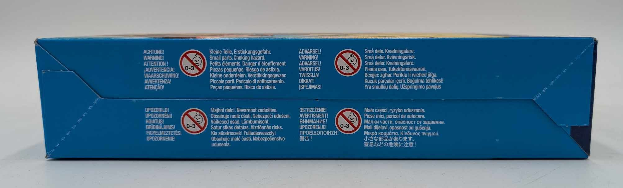 Mehrsprachige Erstickungsgefahr-Warnhinweise auf blauer Box.