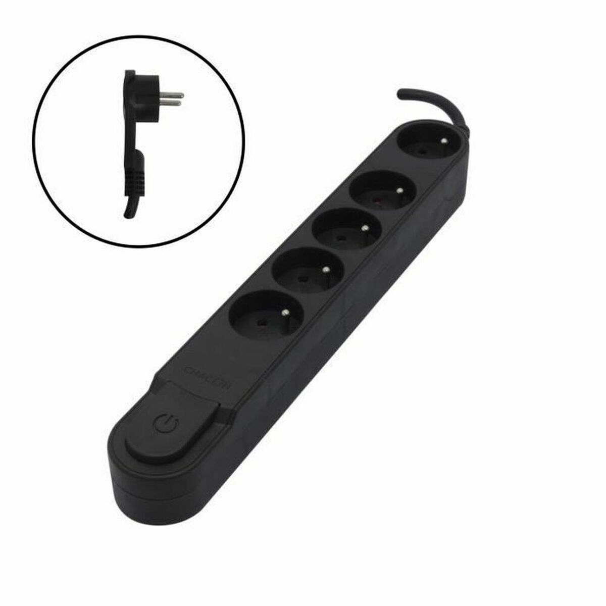 Schwarze Steckdosenleiste mit fünf Steckdosen und einem Netzschalter sowie ein eingesetzter Stecker im Kreis.