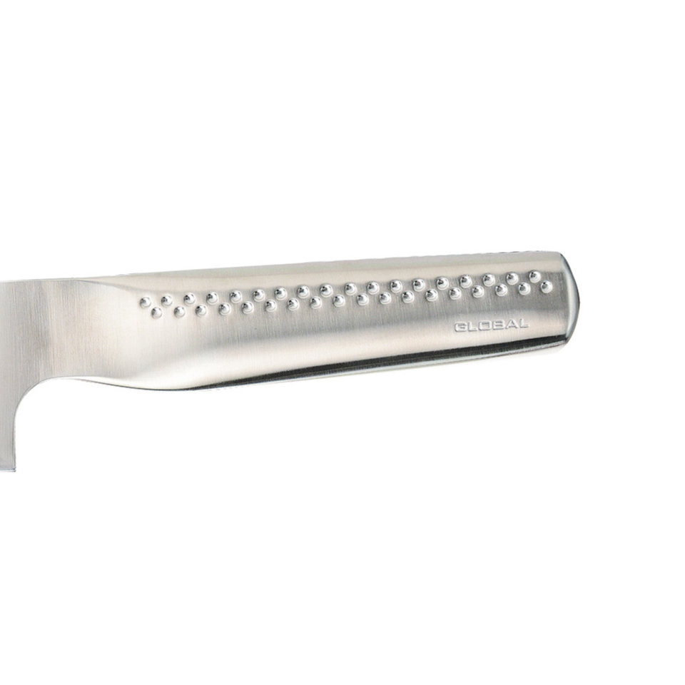 Nahaufnahme eines silbernen Metallmessergriffs mit strukturiertem Griff aus kleinen Punkten und dem Global-Logo.
