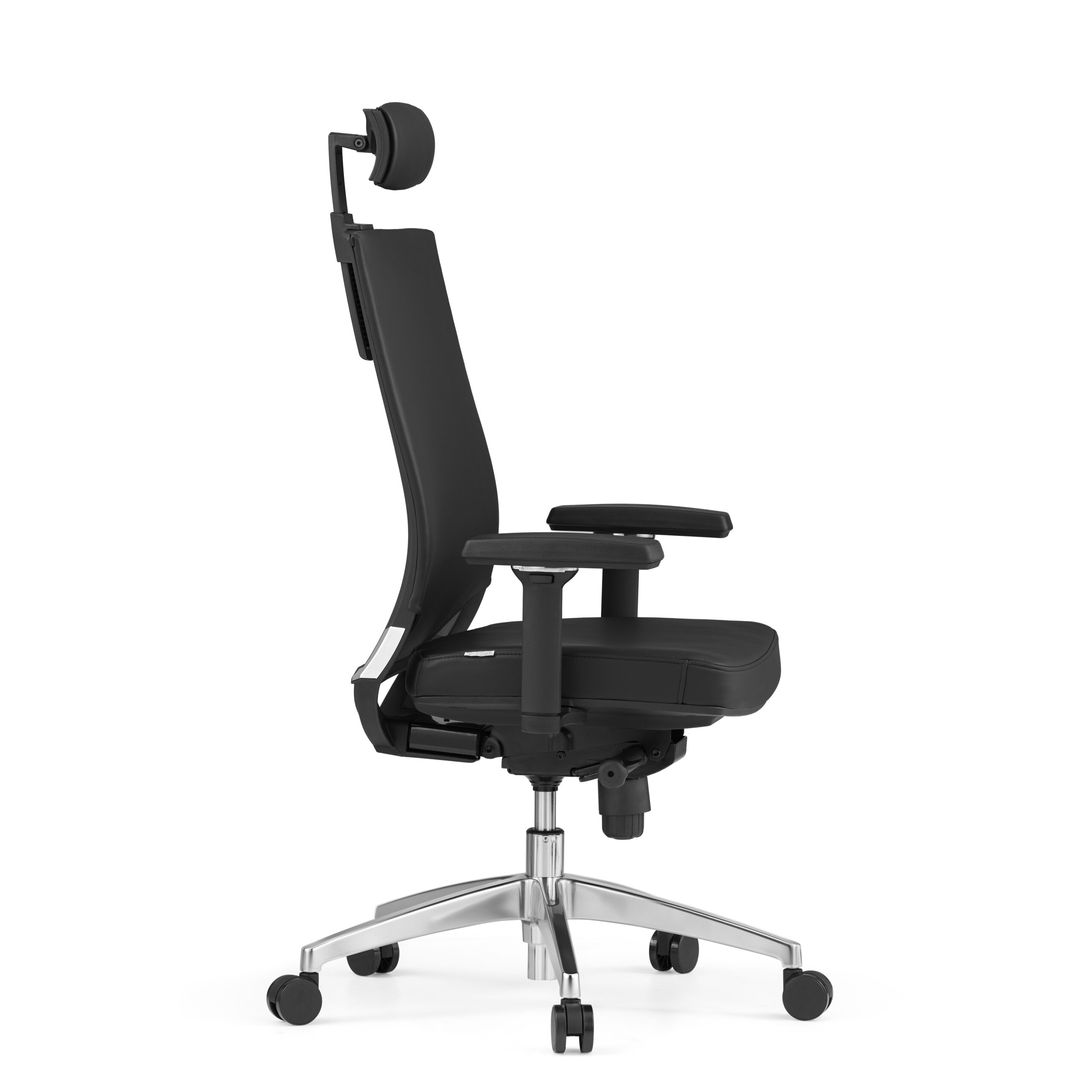 Ein schwarzer ergonomischer Bürostuhl mit Kopfstütze und silbernem Rollfuß auf weißem Hintergrund.