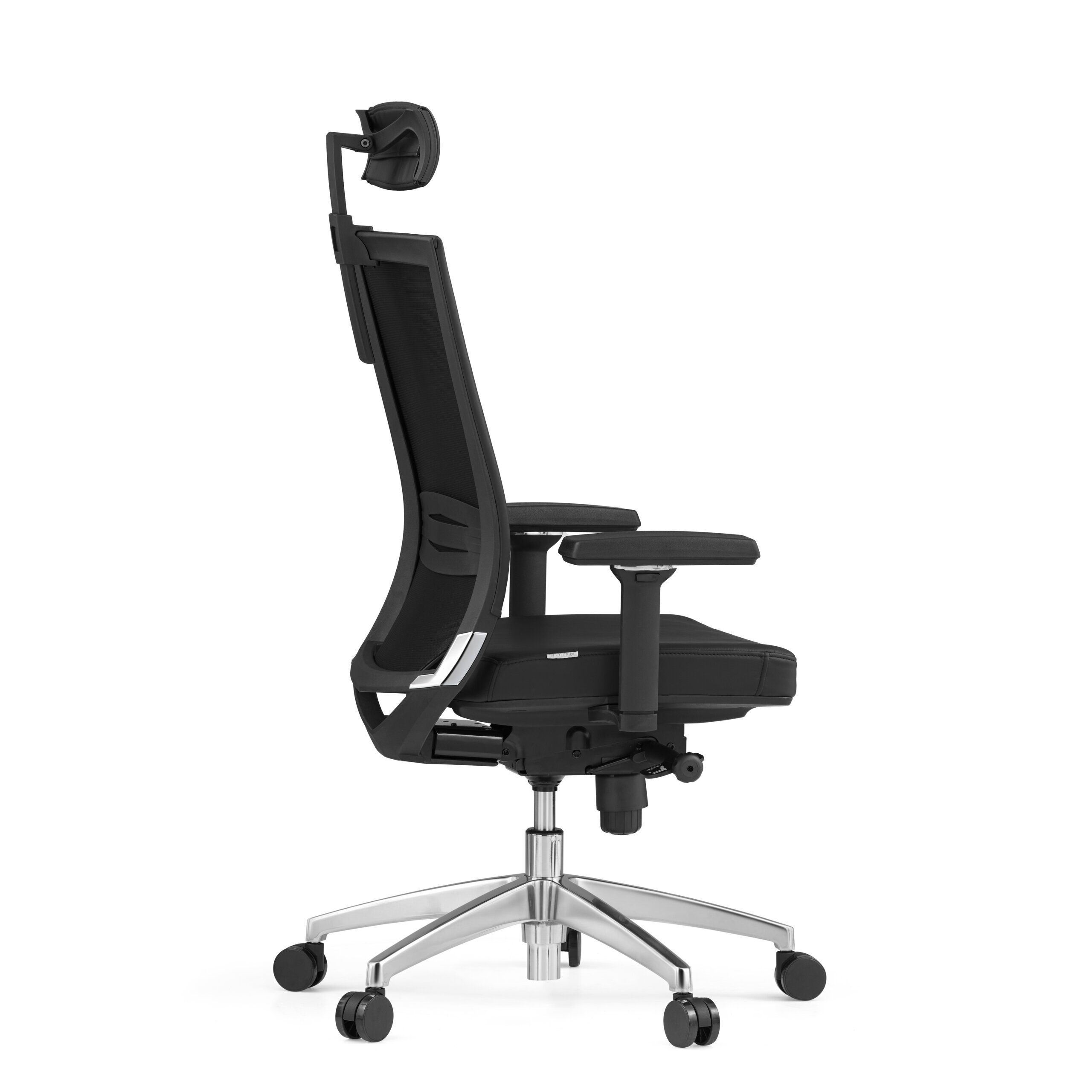 Ein schwarzer ergonomischer Buerostuhl mit Kopfstuetze und Chrom-Fusskreuz auf weissem Hintergrund.