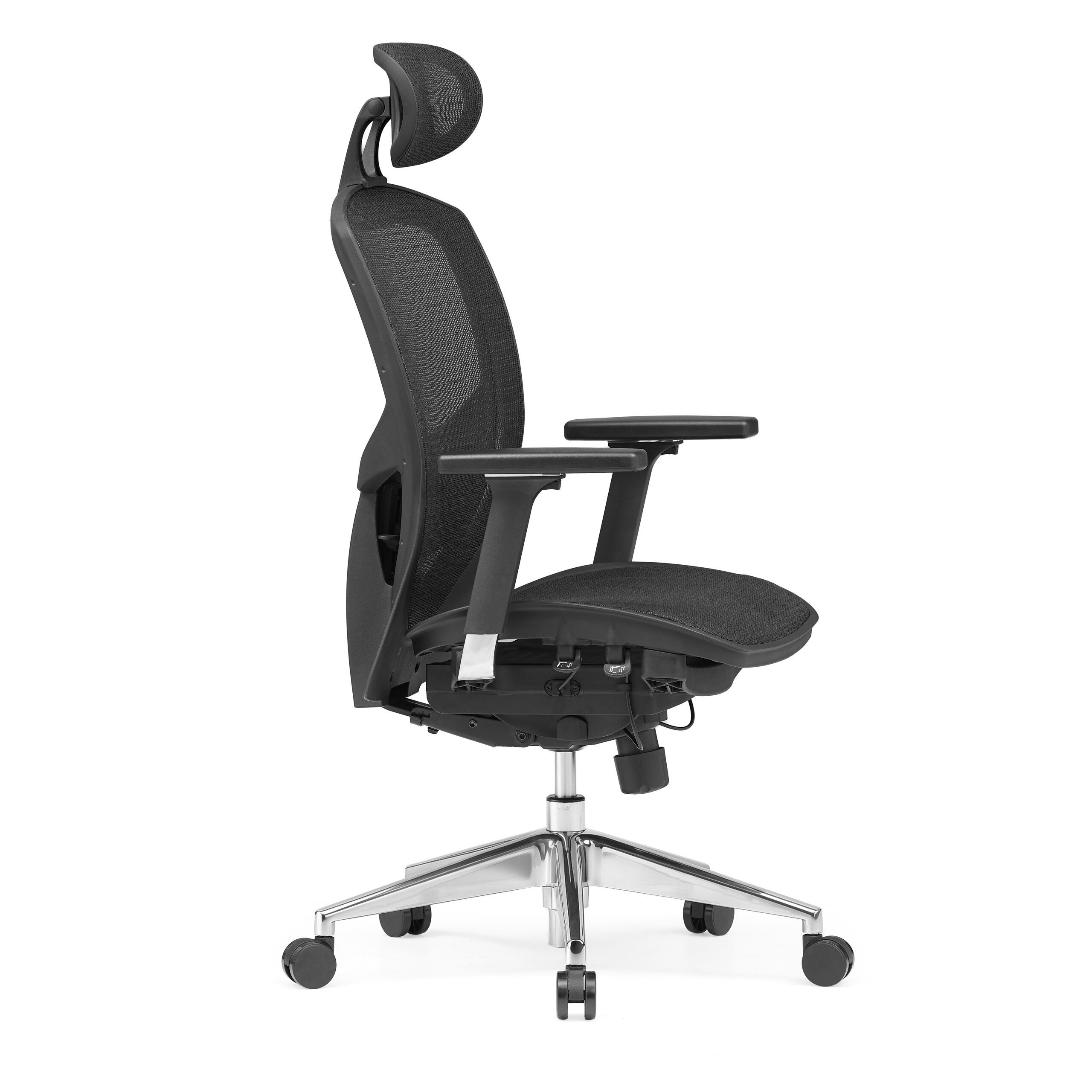 Ein schwarzer ergonomischer Bürostuhl mit Net Rückenlehne, Kopfstütze, verstellbaren Armlehnen und verchromten Basis mit Rollen.
