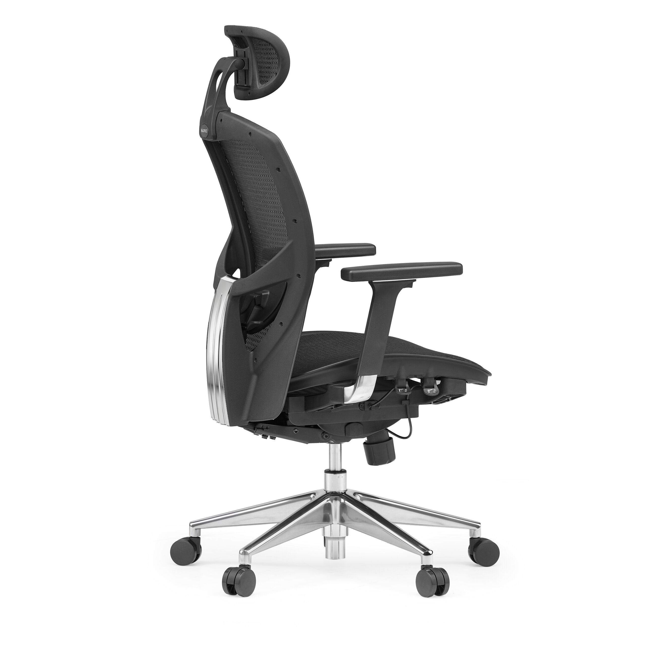 Ein schwarzer ergonomischer Buerostuhl mit Kopfstuetze und Chrom-Fusskreuz auf weissem Grund.