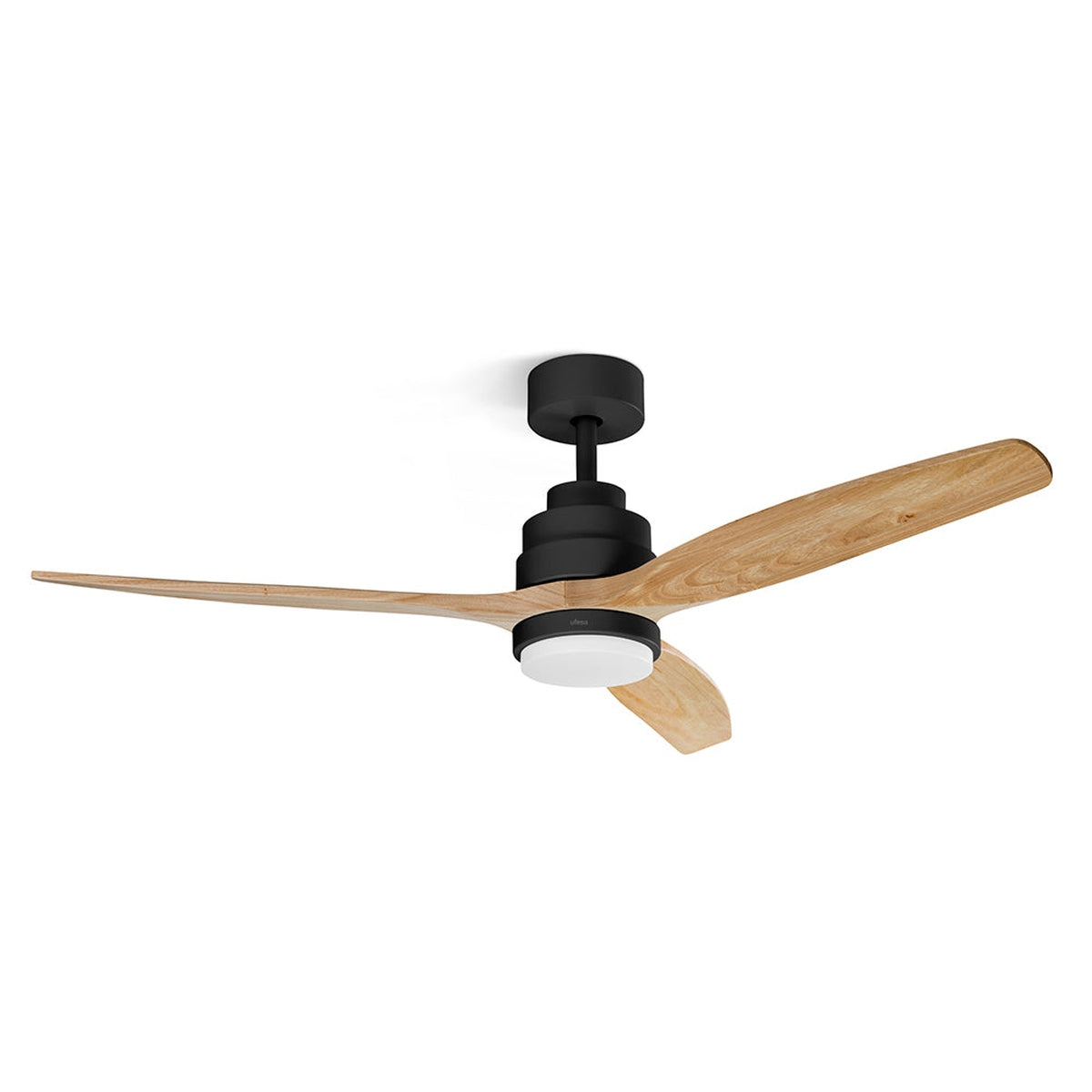 Moderno ventilador de techo negro con tres aspas de tono madera y luz integrada sobre fondo blanco.