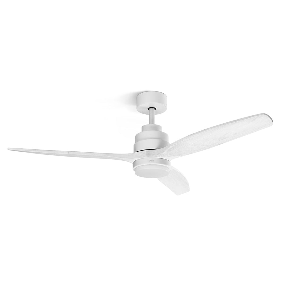 Un ventilador de techo blanco con tres aspas de madera cuelga sobre fondo blanco.