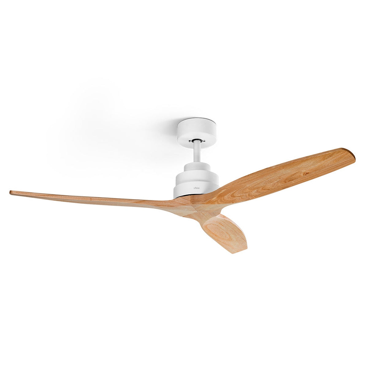 Ventilador de techo moderno con base blanca y tres aspas de madera clara sobre fondo blanco.