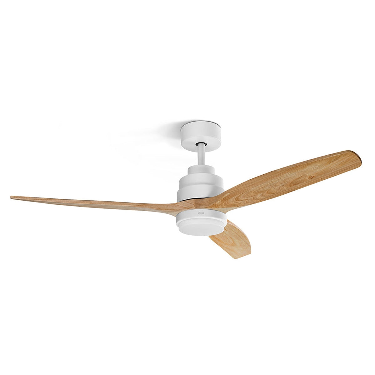 Ventilador de techo moderno con base blanca y tres aspas de madera sobre fondo blanco.