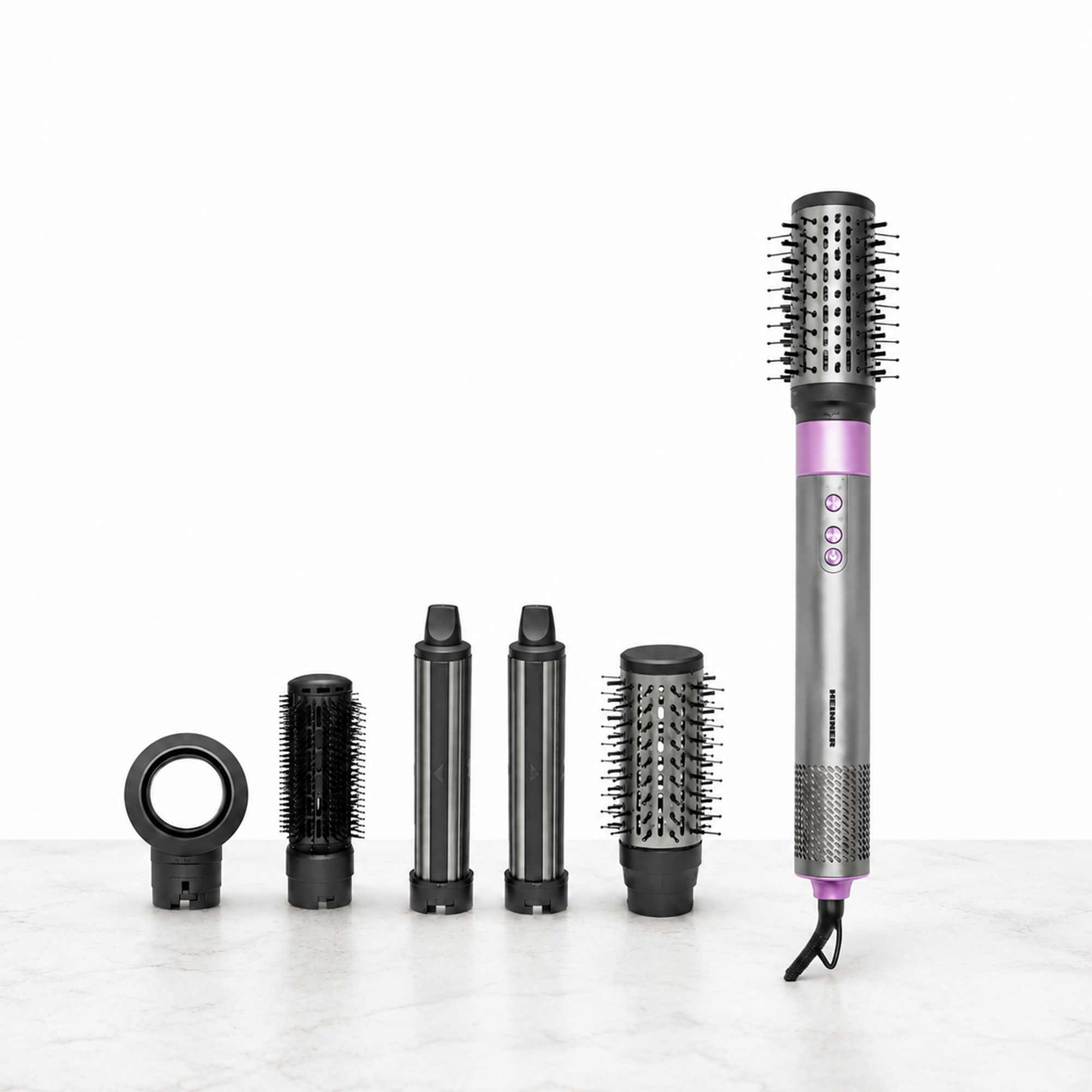 Ein silberner Multistyler mit violetten Akzenten und fünf verschiedenen Aufsätzen auf einer weißen Oberfläche.