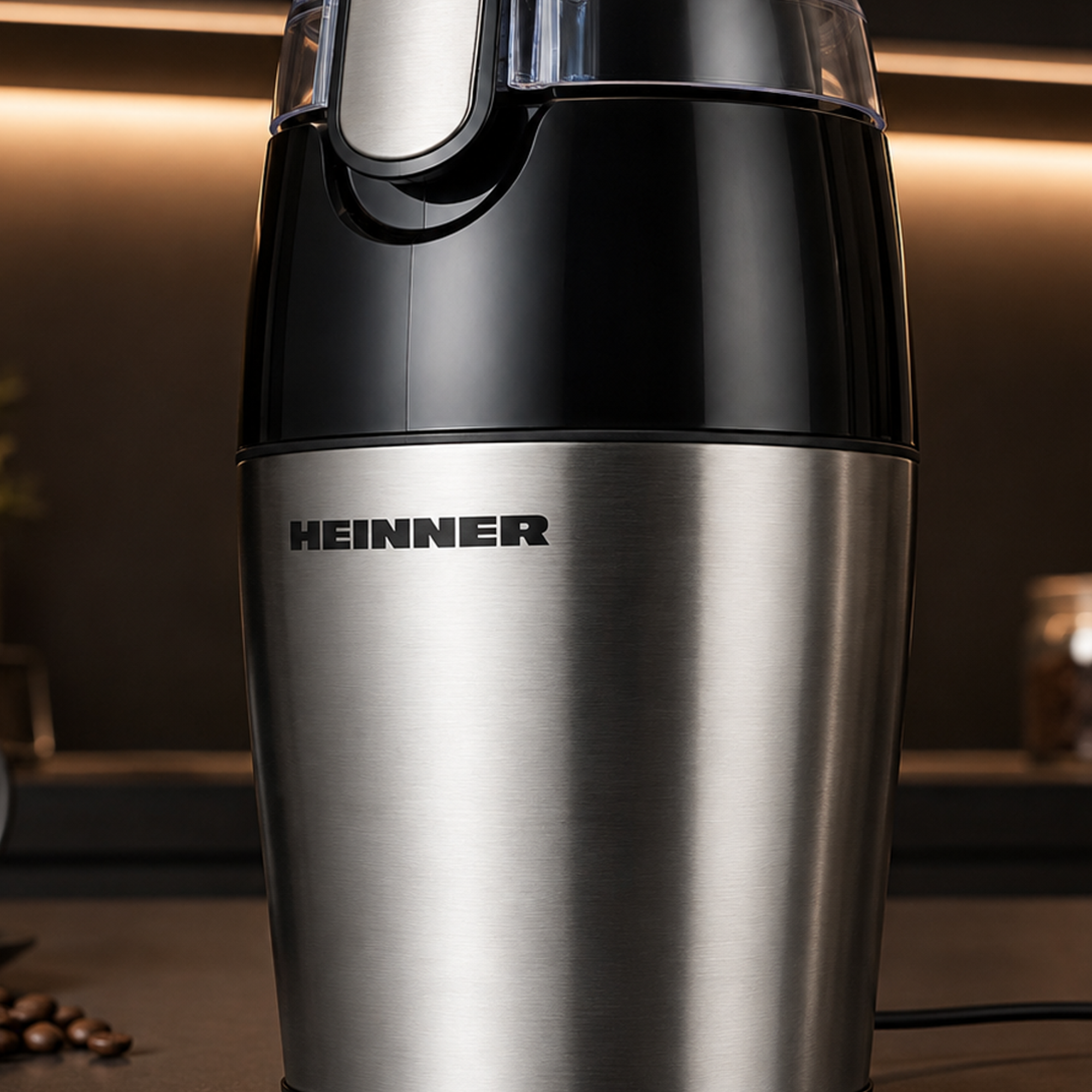 Schwarze und silberne Heinner Kaffeemühle auf einer Küchentheke mit Kaffeebohnen.