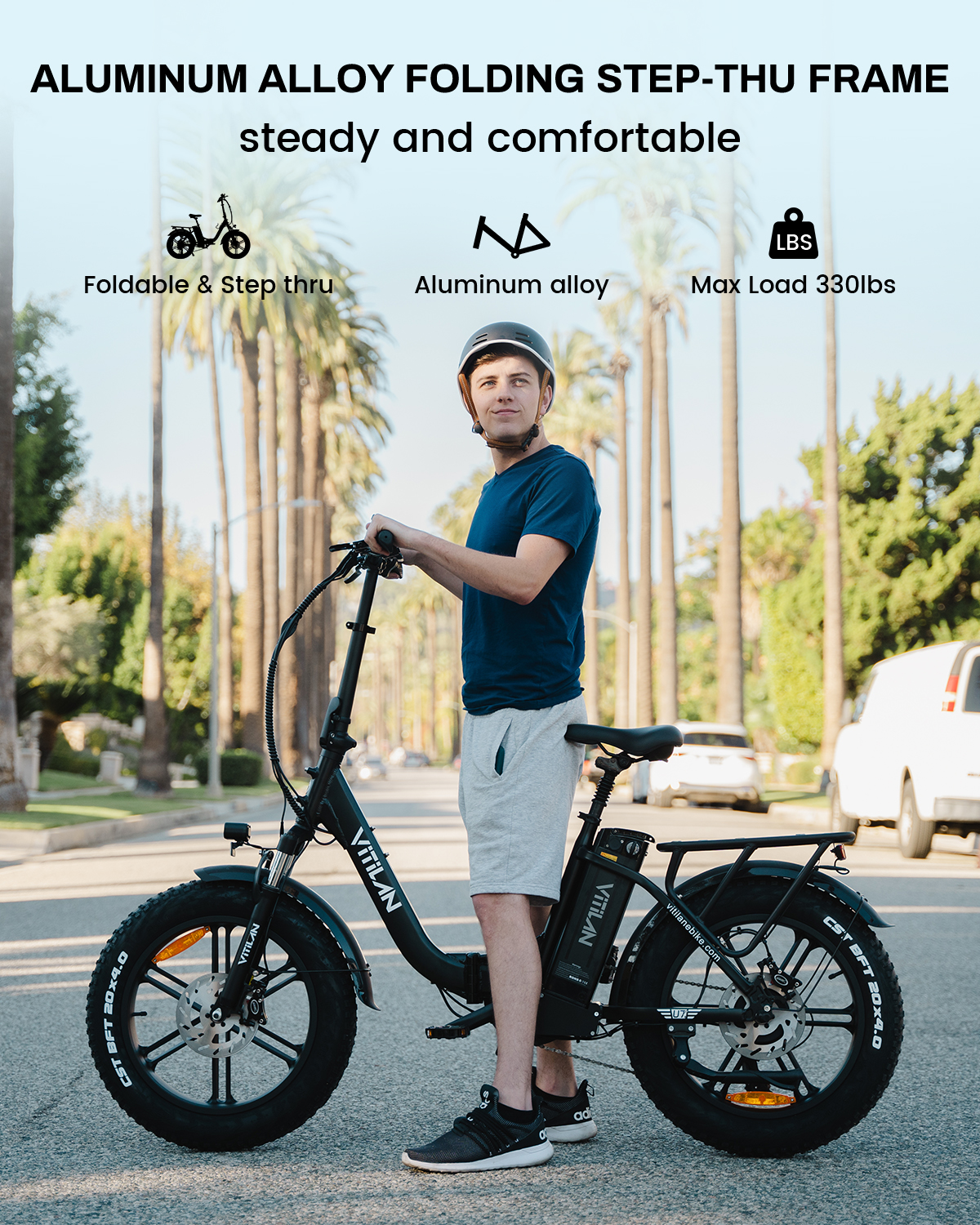 Un hombre con casco está junto a una e-bike plegable negra en una calle soleada con palmeras.