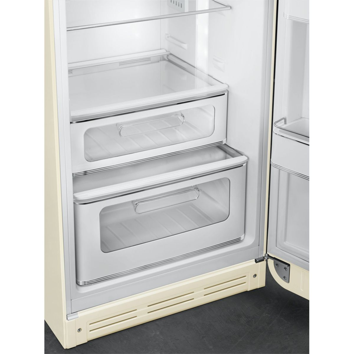 La puerta abierta del refrigerador crema muestra el interior blanco limpio con dos cajones transparentes.
