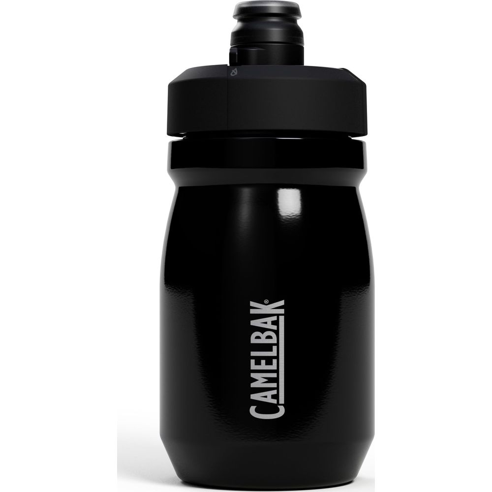 Eine schwarze CamelBak-Sportflasche mit schwarzem Deckel auf weißem Hintergrund.
