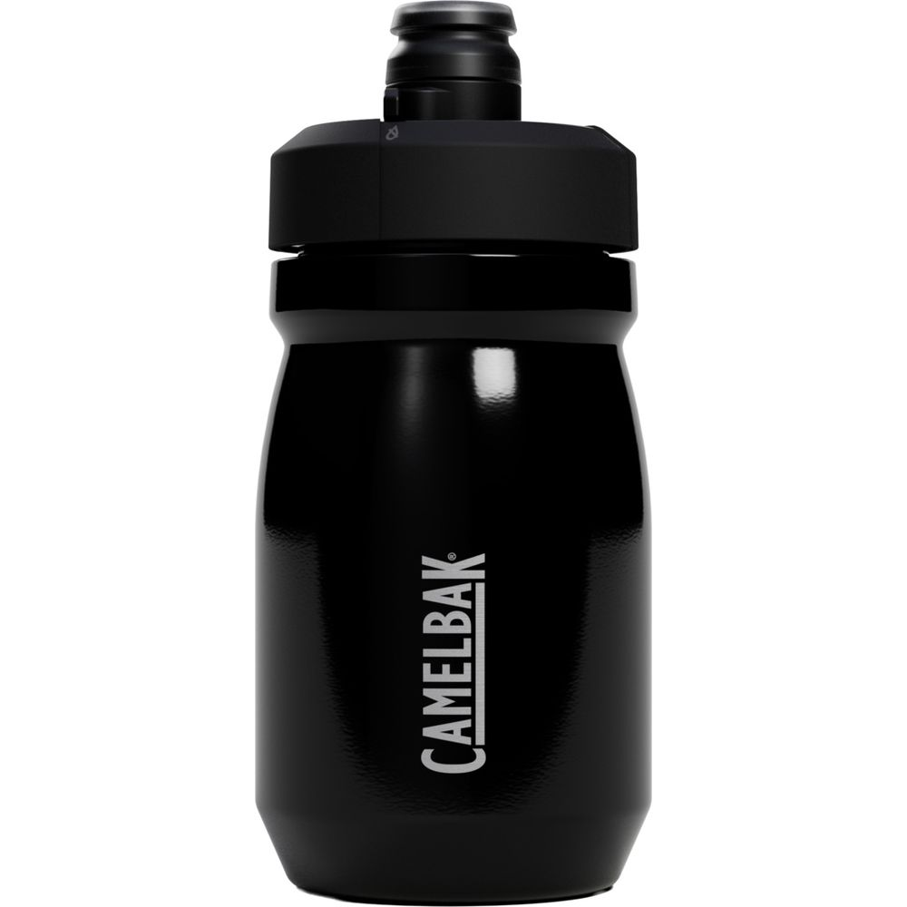 Eine schwarze CamelBak-Trinkflasche mit schwarzem Deckel und weißem Logo auf weißem Hintergrund.