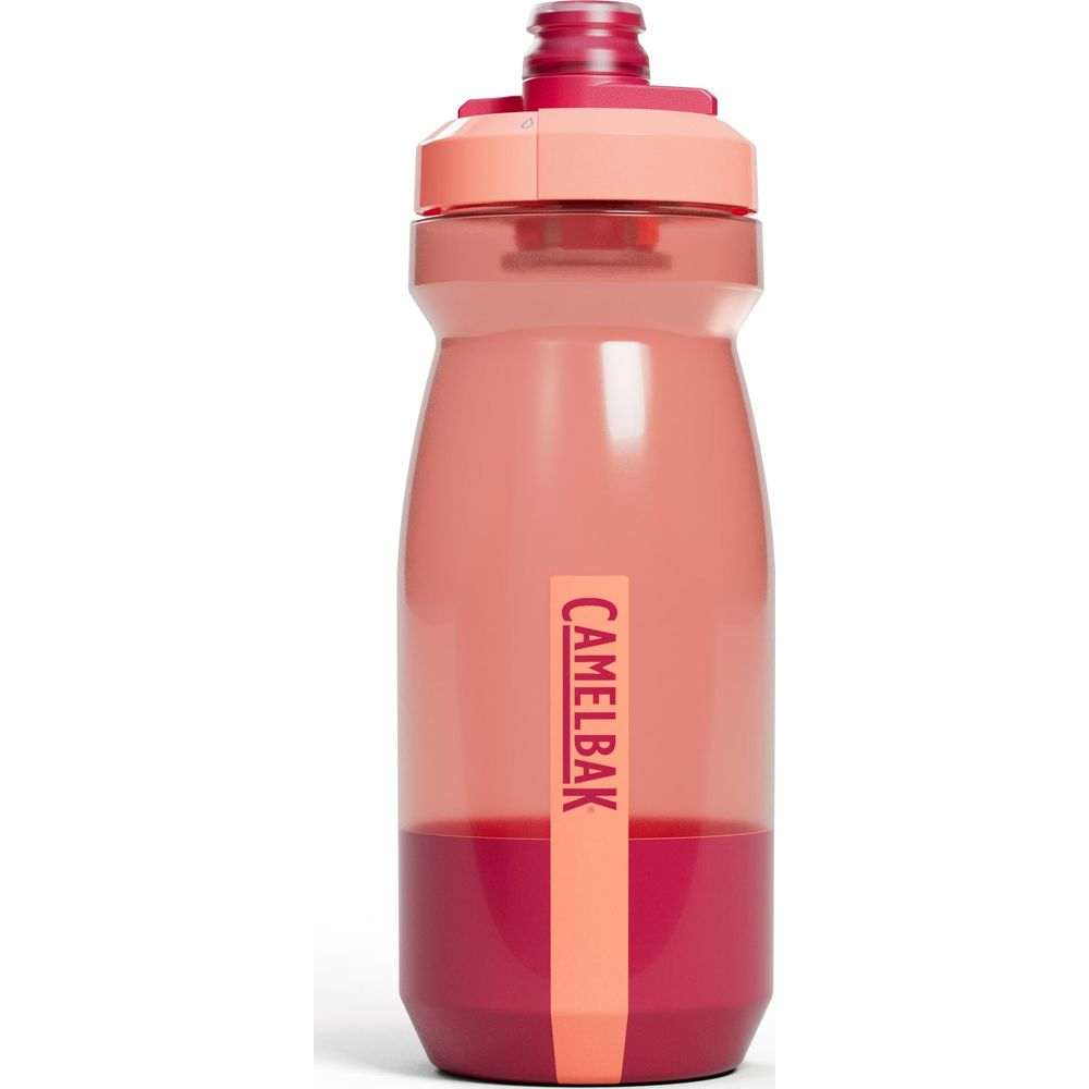 Eine pinke und rote CamelBak-Trinkflasche mit rotem Deckel vor weißem Hintergrund.