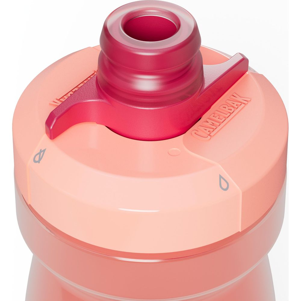 Nahaufnahme eines pinken CamelBak-Trinkflaschenverschlusses mit Ventil auf weißem Grund.