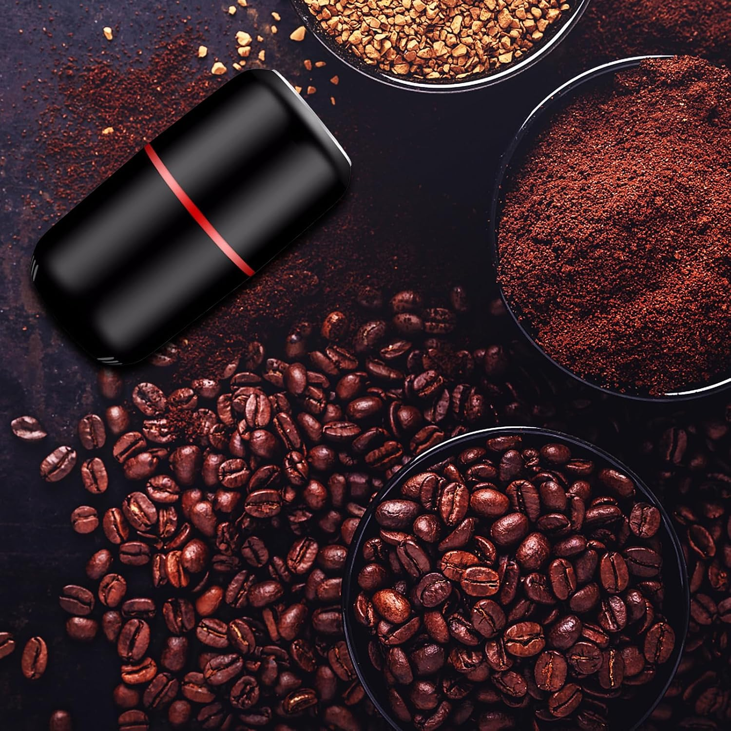 Eine schwarze Mühle mit rotem Streifen, umgeben von Kaffeebohnen, Pulver und Instantkaffee.