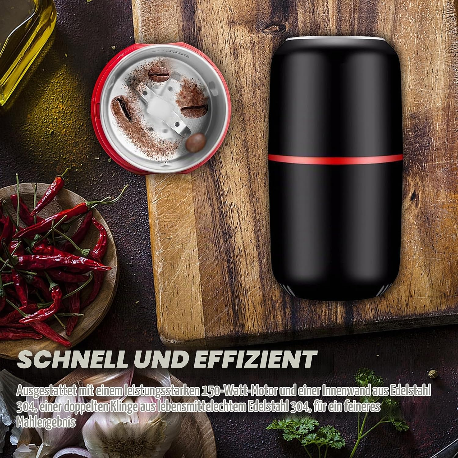 Schwarze elektrische Kaffeemühle auf Holzbrett neben Chili und Knoblauch.