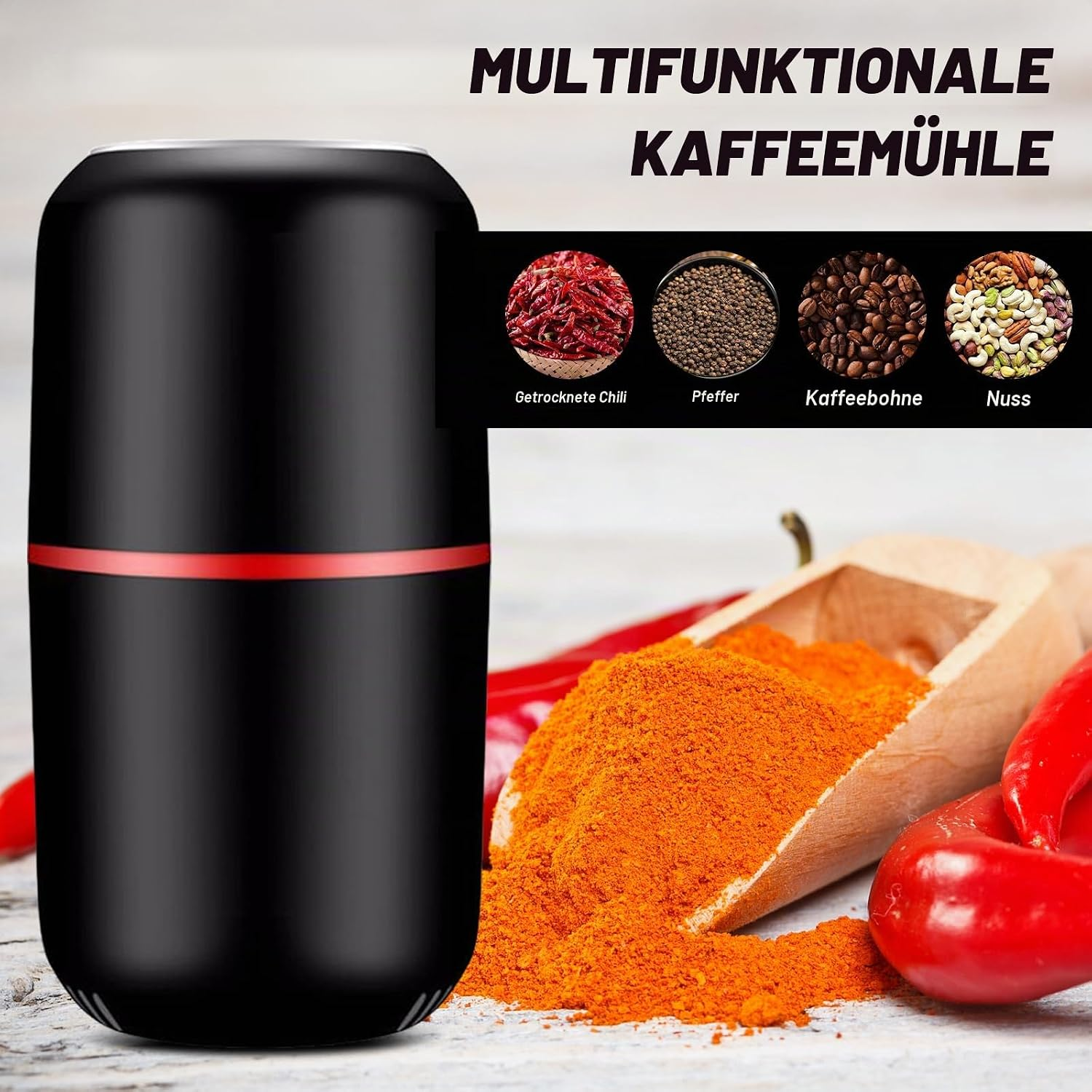 Eine schwarze elektrische Mühle neben einer Holzkelle mit Paprikapulver und Chilis.