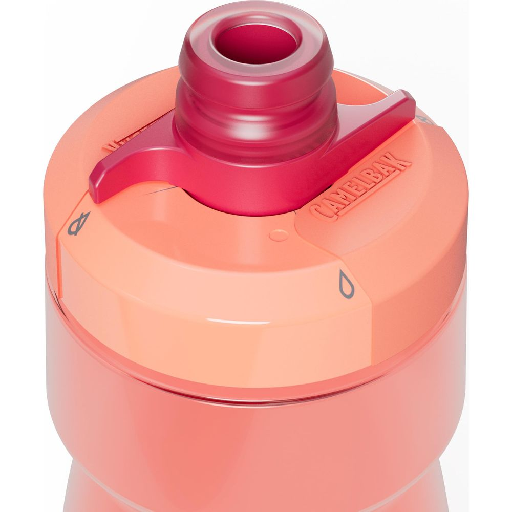 Nahaufnahme des roten CamelBak-Trinkflaschenverschlusses vor weißem Hintergrund.