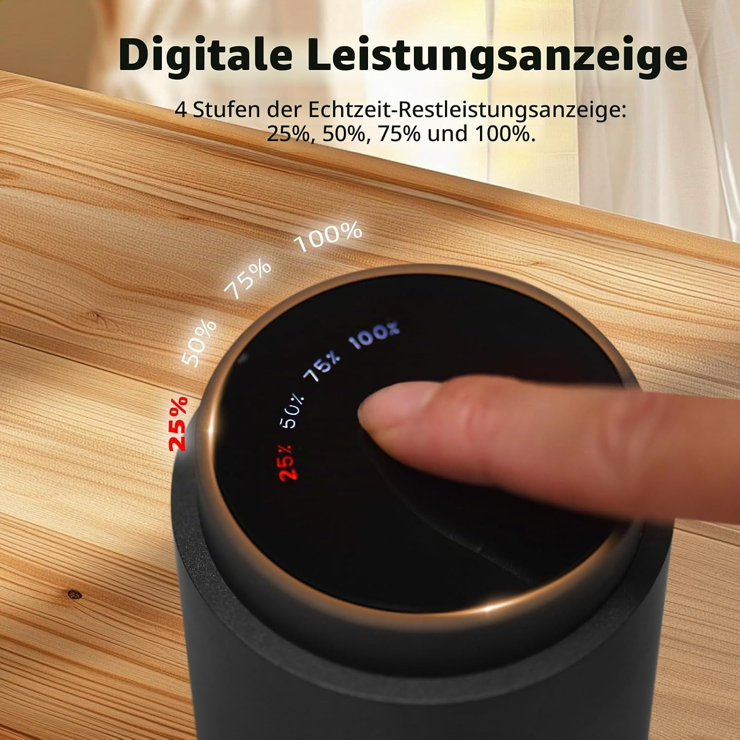 Ein Finger berührt ein schwarzes Gerät mit digitaler Leistungsanzeige von 25% bis 100% auf einem Holzschreibtisch.