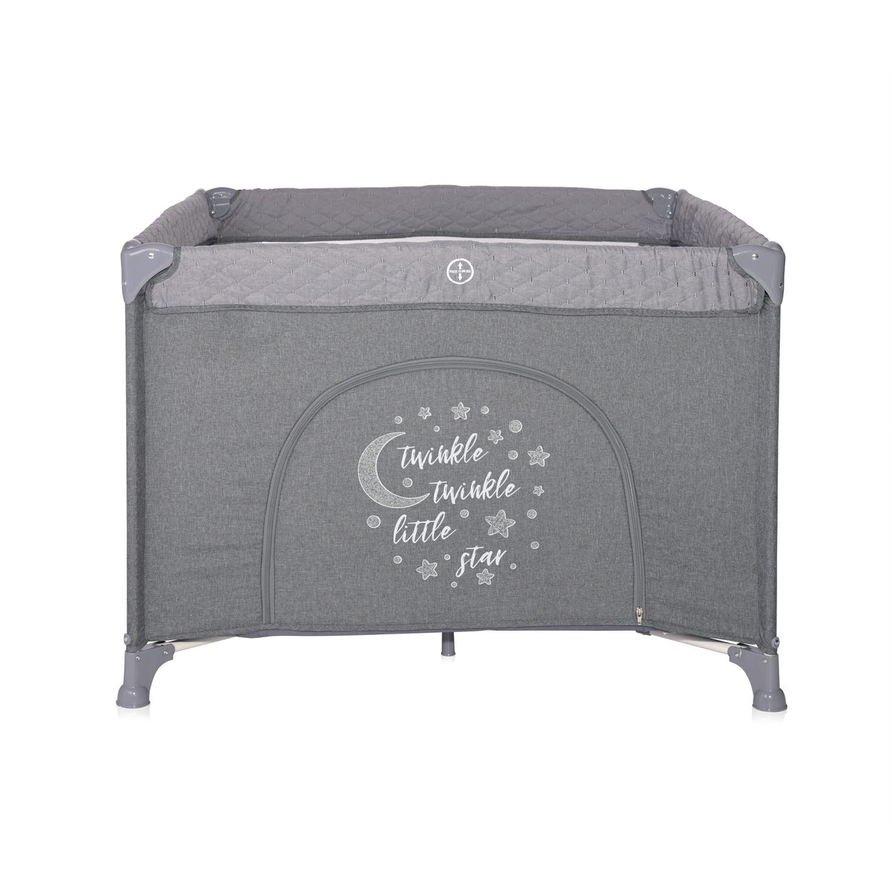 Ein graues Reisebett mit Quilt-Muster und der Aufschrift Twinkle Twinkle little star auf der Vorderseite.