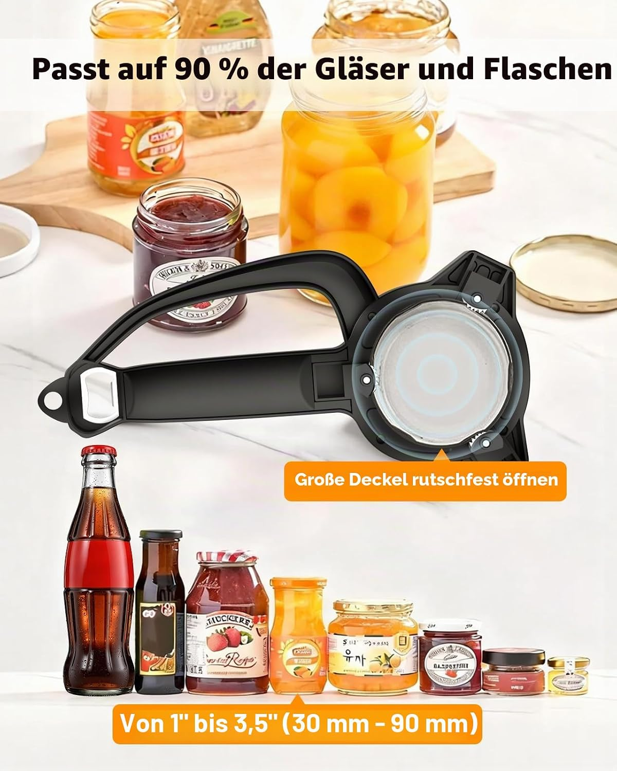 Ein schwarzer Glasöffner liegt auf einer Arbeitsplatte mit verschiedenen Gläsern und Flaschen im Hintergrund.
