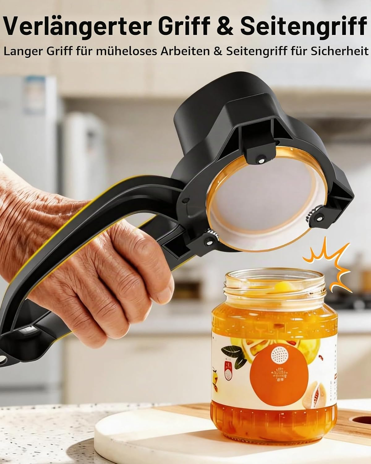 Hand hält einen schwarzen Glasöffner über ein Glas mit Orangenmarmelade in einer Küche.