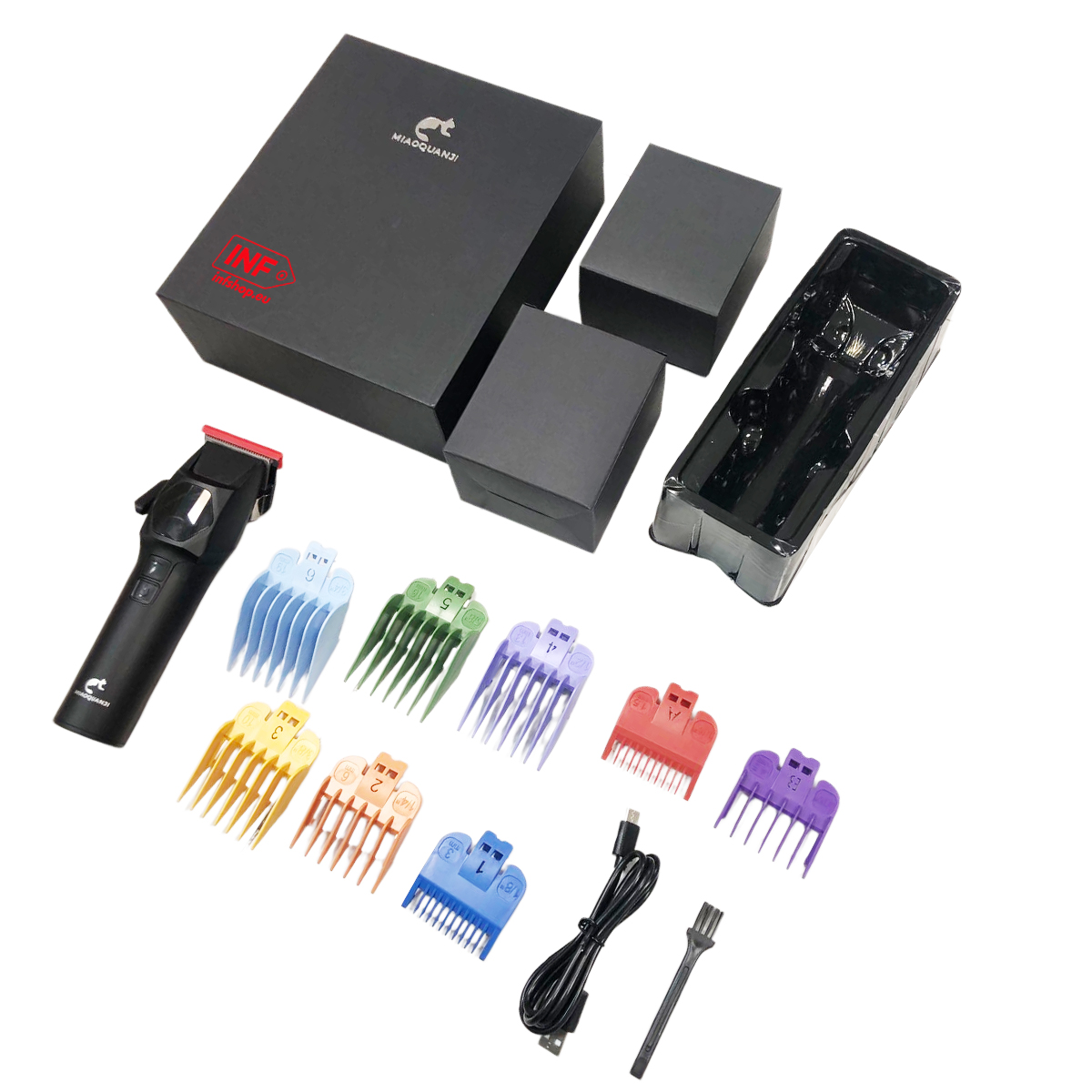 Haarschneidemaschine mit bunten Aufsätzen, Ladekabel, Bürste und schwarzen Verpackungsboxen auf weißem Hintergrund.