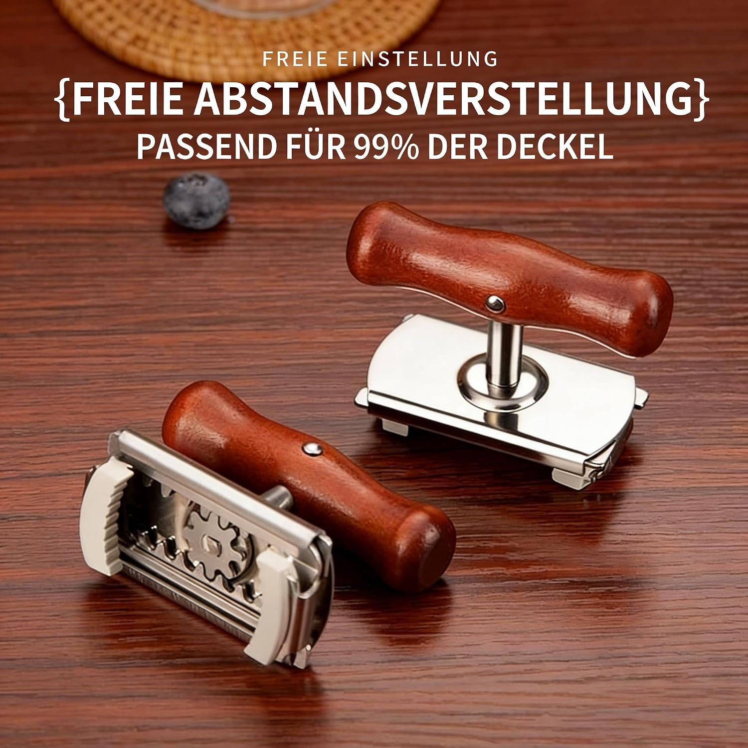 Zwei Edelstahl-Glasöffner mit Holzgriffen liegen auf einem Holztisch, mit Text darüber.